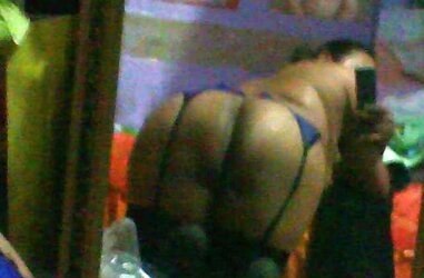 EL BUTT DE UNA COJE AMIGA