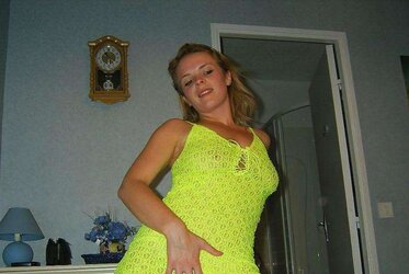 Caroline en tenue jaune
