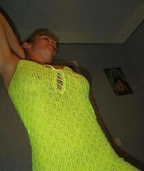 Caroline en tenue jaune