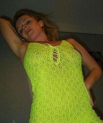 Caroline en tenue jaune