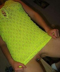 Caroline en tenue jaune