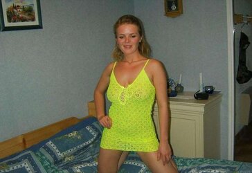 Caroline en tenue jaune