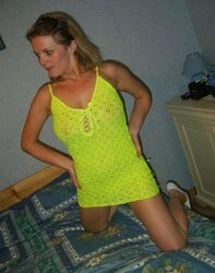 Caroline en tenue jaune
