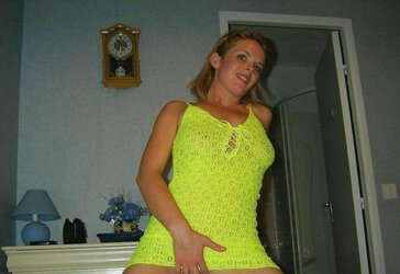 Caroline en tenue jaune