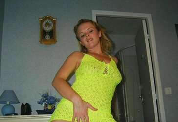 Caroline en tenue jaune