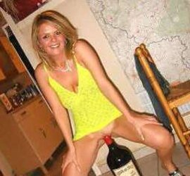Caroline en tenue jaune