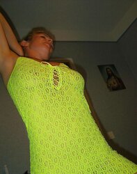 Caroline en tenue jaune