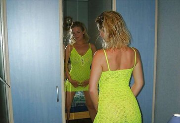 Caroline en tenue jaune