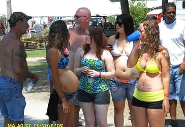Gang of bare damsels at nudes-a-poppin