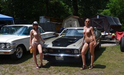 Gang of bare damsels at nudes-a-poppin