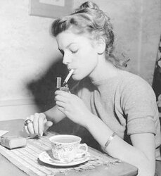 Femmes Smoking B