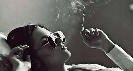 Femmes Smoking B