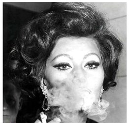 Femmes Smoking B