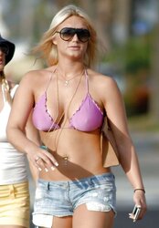 Celeb Brooke Hogan demonstrates enormous Titties at beach
