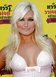Celeb Brooke Hogan demonstrates enormous Titties at beach