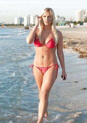 Celeb Brooke Hogan demonstrates enormous Titties at beach