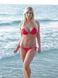 Celeb Brooke Hogan demonstrates enormous Titties at beach