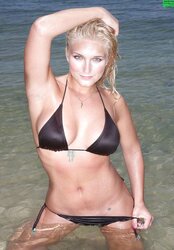 Celeb Brooke Hogan demonstrates enormous Titties at beach