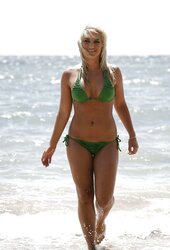 Celeb Brooke Hogan demonstrates enormous Titties at beach
