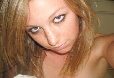 Redhead inexperienced teenager selfshots