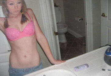 Redhead inexperienced teenager selfshots