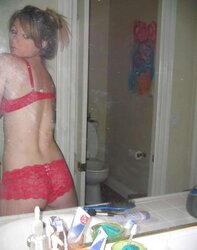 Redhead inexperienced teenager selfshots