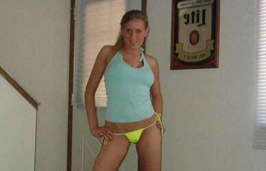 BOMBSHELL DEEP-THROATS MASSIVE MANSTICK