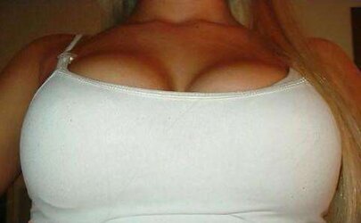 BOMBSHELL DEEP-THROATS MASSIVE MANSTICK