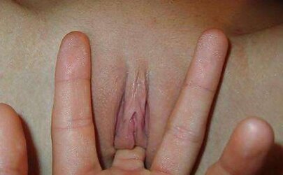 BOMBSHELL DEEP-THROATS MASSIVE MANSTICK