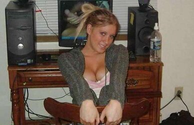 BOMBSHELL DEEP-THROATS MASSIVE MANSTICK