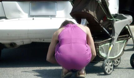 Una mamita mostrando la linea de su calzon