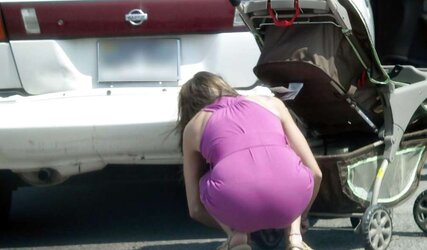 Una mamita mostrando la linea de su calzon