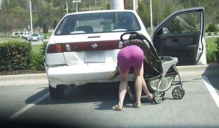 Una mamita mostrando la linea de su calzon