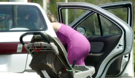 Una mamita mostrando la linea de su calzon