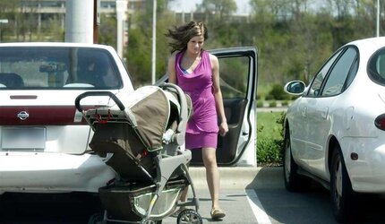 Una mamita mostrando la linea de su calzon
