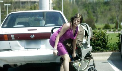 Una mamita mostrando la linea de su calzon