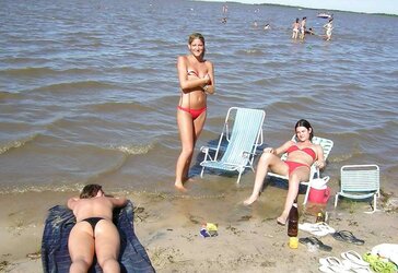 YOUTHFUL BEACH DAMSELS