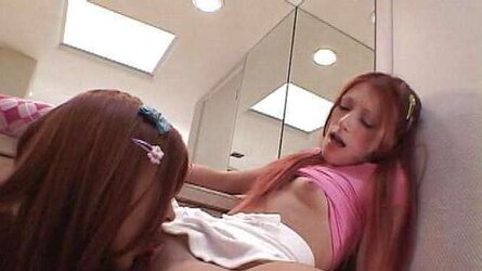 Extraordinaire Jill and Nathalie - Upskirt