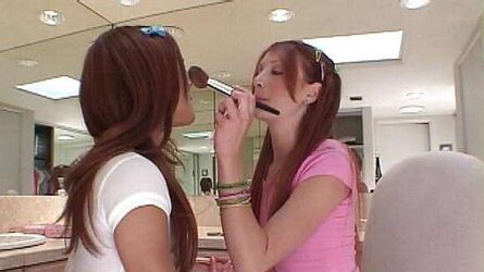 Extraordinaire Jill and Nathalie - Upskirt
