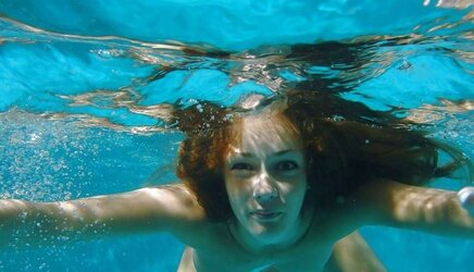 Hotlegs-teenager under water