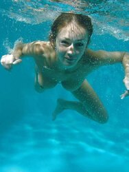 Hotlegs-teenager under water