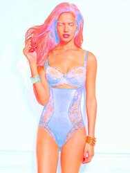 Femmes in Brassieres, bathing suits