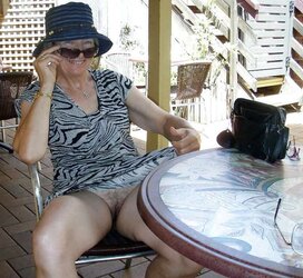 Mature Upskirt
