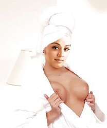 DESI HONEYS DEMONSTRATING BREASTS N BEAVER