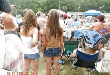Inexperienced, atractive and bare at nudes-a-poppin