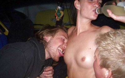 Nude teenager femmes.