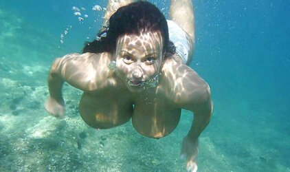 Gigantic Hooters zwei Frauen unter Wasser
