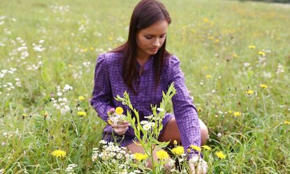 Mature go to nude outdoor on the nasty grass