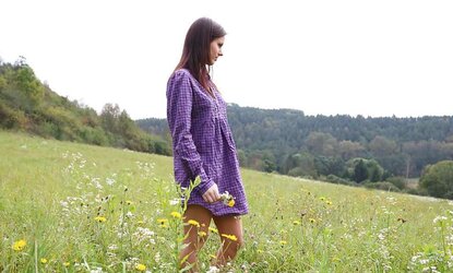 Mature go to nude outdoor on the nasty grass