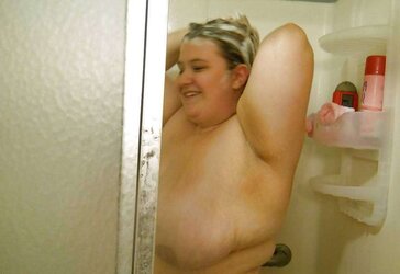 PLUMPER Teenager - Shower Time!